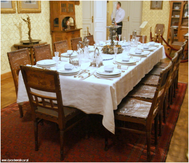 secesyjny stół jadalniany z zastawą z epoki