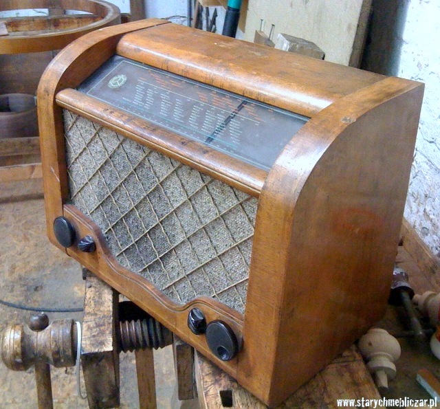 radio AGA w skrzynce z drewna sosnowego okleinowanego orzechem - stan przed renowacją