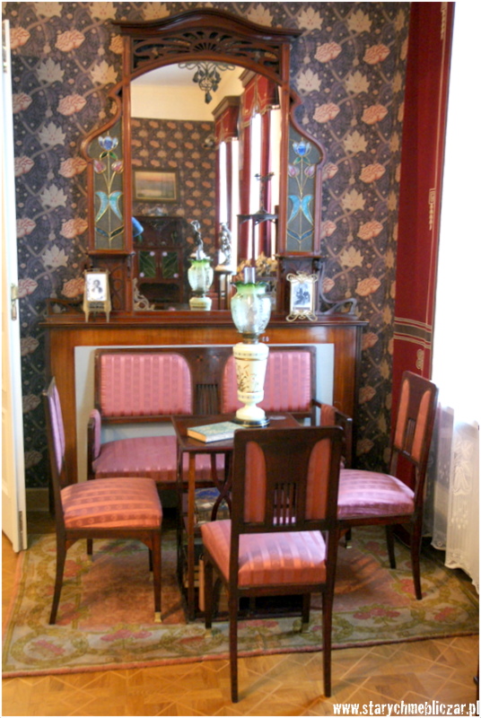 Secesyjny salonik (meble tapicewrowane obite pluszową tkaniną w kolorze różu indyjskiego)
